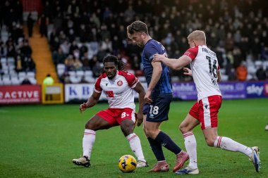 Mansfield Town 'dan Rhys Oates topu Stevenage' den Daniel Phillips ve Stevenage 'den Lewis Freestone' dan 24 Ocak 2026 'da Lamex Stevenage, İngiltere' deki Stevenage-Mansfield Town maçında koruyor.