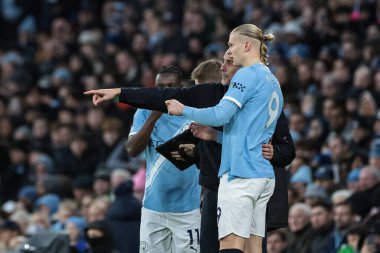 Manchester City 'nin Pep Guardiola teknik direktörü Manchester City' den Erling Haaland 'a Premier League maçının ikinci yarısında Etihad, Manchester, İngiltere' de Wolverhampton Wanderers 'a karşı oynayacağı maçta ders veriyor.