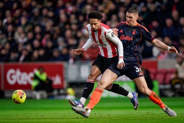 Brentford 'dan Kevin Schade, İngiltere' nin Gtech Community Stadyumu 'nda oynanan Premier League karşılaşmasında Nottingham Ormanı' ndan Nikola Milenkoviç tarafından yenildi.