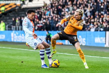 Swansea City 'den Ronald ve Hull City' den Liam Millar, 24 Ocak 2026 'da İngiltere' nin Hull şehrindeki MKM Stadyumu 'nda oynanan Hull City ve Swansea City maçında top için mücadele ediyorlar.