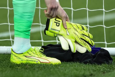 İngiltere 'nin Liverpool şehrindeki Hill Dickinson Stadyumu' nda oynanan Premier League maçında Everton-Leeds maçında Everton kalecisi Jordan Pickford 'un Puma futbol ayakkabısı ve eldivenleri.