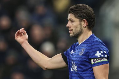 Everton 'dan James Tarkowski, Premier Lig maçında takımına talimat verir. Everton, Liverpool' daki Hill Dickinson Stadyumu 'nda oynanan Everton - Leeds United maçında.
