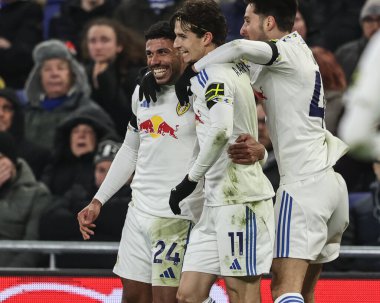 Leeds United takımından James Justin, Premier League maçında Everton - Leeds United maçında takım arkadaşlarıyla 26 Ocak 2026 'da Liverpool, Liverpool' daki Hill Dickinson Stadyumu 'nda 0-1' lik galibiyetini kutluyor.