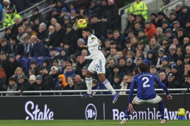 Leeds United takımından Jayden Bogle, İngiltere 'nin Liverpool şehrindeki Hill Dickinson Stadyumu' nda oynanan Premier League maçında Everton - Leeds United maçında yüksek topu kazanmak için sıçradı.