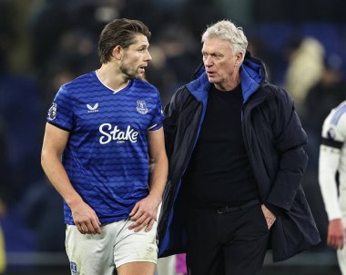 Everton 'dan James Tarkowski, Everton Premier Lig maçı sırasında Everton - Leeds United maçı sırasında 26 Ocak 2026' da Liverpool, Liverpool 'daki Hill Dickinson Stadyumu' nda Everton 'un teknik direktörü David Moyes ile konuştu.