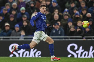 Everton 'dan Vitaliy Mykolenko, Premier League maçında Everton ile Leeds United arasında 26 Ocak 2026' da Liverpool, Liverpool 'daki Hill Dickinson Stadyumu' nda oynanan maçta topu bırakıyor.