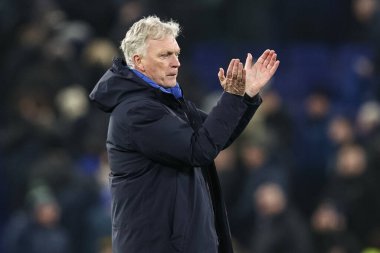Everton teknik direktörü David Moyes, Premier League maçının son düdüğü çaldıktan sonra İngiltere 'nin Liverpool kentindeki Hill Dickinson Stadyumu' nda Everton - Leeds United maçında taraftarları alkışlıyor.