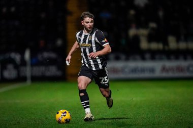 Notts County 'den Nicholas Tsaroulla 27 Ocak 2026' da İngiltere 'nin Nottingham kentindeki Meadow Lane' de oynanan Notts County-Swindon Town maçında topla koşuyor.