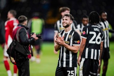 Notts County 'den Nicholas Tsaroulla 27 Ocak 2026' da İngiltere 'nin Nottingham kentindeki Meadow Lane' de oynanan Sky Bet League Two maçının son düdüğü sonrasında taraftarları alkışlıyor.