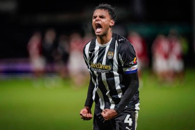 Notts County 'den Jacob Bedeau 27 Ocak 2026' da Nottingham, Meadow Lane 'de oynanan Sky Bet League Two maçının son düdüğü sonrasında taraftarları alkışlıyor.