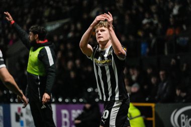 Notts County 'den Scott Robertson 27 Ocak 2026' da İngiltere 'nin Nottingham kentindeki Meadow Lane' de oynanan Sky Bet League Two maçının son düdüğü sonrasında taraftarları alkışlıyor.