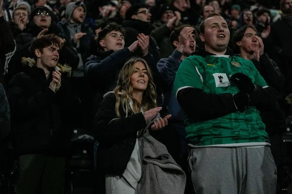 Notts County 'den Jodi Jones, 27 Ocak 2026' da Nottingham, Meadow Lane 'de oynanan Sky Bet League Two maçının son düdüğü sonrasında taraftarları alkışlıyor ve alkışlıyor.