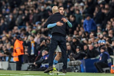 Manchester City 'nin Pep Guardiola teknik direktörü Manchester City, Manchester City, 28 / 01 / 26' da Manchester City - Manchester City - Galatasaray maçında UEFA Şampiyonlar Ligi Maçı 'nda yedek kaleci Rayan Cherki' yi kucaklıyor.