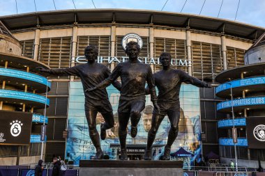 Colin Bell, Francis Lee ve Mike Summerbee 'nin UEFA Şampiyonlar Ligi Maçı sırasında 28 Ocak 2026 tarihinde Manchester City - Galatasaray maçında kazandığı heykel.