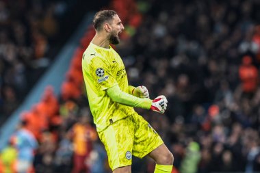 Manchester City kalecisi Gianluigi Donnarumma Manchester City 'deki Manchester City Stadyumu' nda oynanan 8 maçta Manchester City - Galatasaray maçında Manchester City 'li Rayan Cherki' nin 2-0 'lık golünü kutluyor.