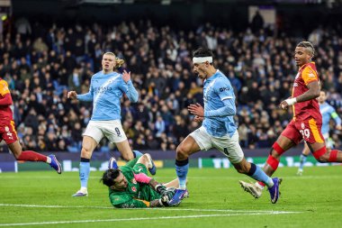Galatasaray kalecisi UEFA Şampiyonlar Ligi 8 maçında Manchester City - Galatasaray maçında Manchester Stadyumu, Manchester, İngiltere, 28 / 01 / 26 'da Tijjani Reijnders' dan topu aldı.