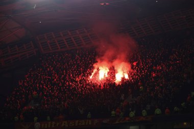 Galatasaray taraftarları, 28 Ocak 2026 tarihinde Manchester City - Manchester Stadyumu, Birleşik Krallık 'ta oynanan 8 maçta UEFA Şampiyonlar Ligi Maçı öncesinde işaret fişeği attılar.