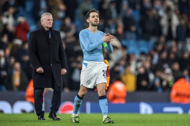Manchester City 'den Bernardo Silva, 28 Ocak 2026' da Manchester City, Manchester Stadyumu, İngiltere 'de oynanan 8 maçta oynanan UEFA Şampiyonlar Ligi Maçı' nda taraftarları alkışlıyor.