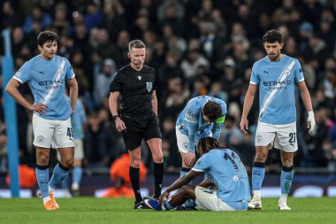 Manchester City 'den Bernardo Silva, Manchester City, İngiltere' deki Manchester Stadyumu 'nda oynanan 8 maçta oynanan UEFA Şampiyonlar Ligi Maçı' nda sakatlanan Jeremy Doku 'yu kontrol ediyor.