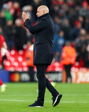 Liverpool 'un Arne Slot teknik direktörü, 28 Ocak 2026 tarihinde Liverpool, Liverpool' da oynanan 8 maçta Liverpool - Qarabag FK maçının ardından taraftarlarını alkışladı.