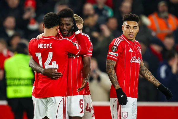 Nottingham Ormanı 'ndan İbrahim Sangare ve Nottingham Ormanı' ndan Dan Ndoye, Ferencvaros 'lu Bence Otvos' un UEFA Avrupa Ligi Maçı 'nda oynadığı ve Nottingham Ormanı, Nottingham City Ground, Nottingham' da Ferencvaros 'a karşı oynadığı 8 maçta 1-0 yenilen golü kutluyor.