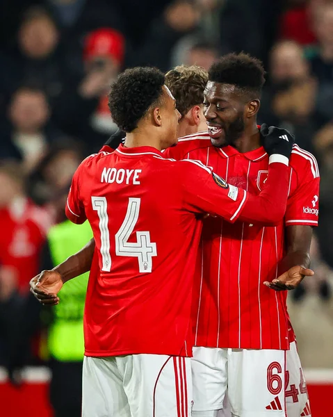 Nottingham Ormanı 'ndan İbrahim Sangare ve Nottingham Ormanı' ndan Dan Ndoye, Ferencvaros 'lu Bence Otvos' un UEFA Avrupa Ligi Maçı 'nda oynadığı ve Nottingham Ormanı, Nottingham City Ground, Nottingham' da Ferencvaros 'a karşı oynadığı 8 maçta 1-0 yenilen golü kutluyor.