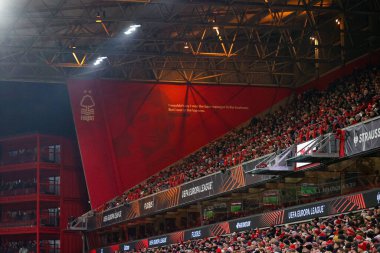 Nottingham Forest taraftarları Brian Clough 'un UEFA Avrupa Ligi Maç Maçı' nda 8 'in 8' inde yer alan ve Nottingham Ormanı 'nın Ferencvaros' a karşı oynadığı City Ground, Nottingham, İngiltere 'de 29 Ocak 2026' da yer alan tabloyu dikkatle izliyorlar.