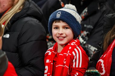 Genç bir Orman taraftarı, İngiltere 'nin Nottingham şehrinde 29 Ocak 2026' da oynanan 8 Nottingham Ormanı - Ferencvaros maçında takımının üçüncü golünü atmasını kutluyor.