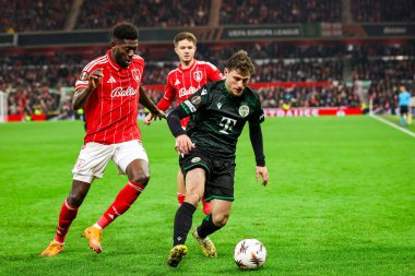 Ferencvaros 'lu Gabi Kanichowsky, Nottingham Ormanı' ndan İbrahim Sangare 'nin, Nottingham Ormanı' nın 29 Ocak 2026 tarihinde Nottingham City Ground 'da Ferencvaros' a karşı oynanan 8.