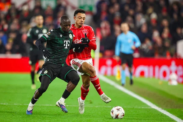 Ferencvaros 'lu İbrahim Cisse, Nottingham Ormanı' ndan Dan Ndoye 'a karşı 29 Ocak 2026 tarihinde Nottingham City Ground, Nottingham, Birleşik Krallık' ta oynanan 8.