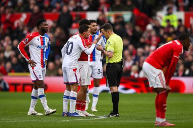 Hakem Tony Harrington, 1 Şubat 2026 'da İngiltere' nin Nottingham şehrinde oynanan Premier Lig maçı sırasında Kristal Saray 'dan Chadi Riad' e sarı kart verdi.