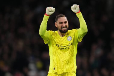 Manchester City 'den Gianluigi Donnarumma, Premier League maçında Tottenham Hotspur' a karşı Manchester City 'nin Tottenham Hotspur Stadyumu, Londra, 1 Şubat 2026' da oynanan maçında golü uzak bir destekle kutluyor.