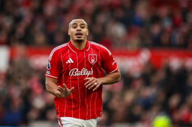 Nottingham Ormanı 'ndan Murillo, 1 Şubat 2026' da İngiltere 'nin Nottingham City Ground kentinde oynanan Premier League maçı sırasında takımına talimat verdi.