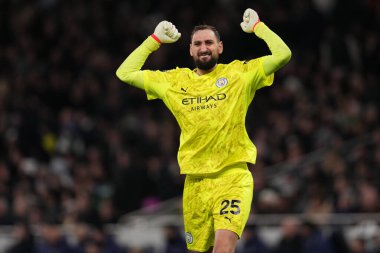 Manchester City 'den Gianluigi Donnarumma, Premier League maçında Tottenham Hotspur' a karşı Manchester City Tottenham Hotspur Stadyumu 'nda 1 Şubat 2026' da oynanan ikinci golü kutluyor.