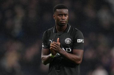 Manchester City 'den Marc Guehi, Premier League maçında Tottenham Hotspur' un Manchester City 'ye karşı Tottenham Hotspur Stadyumu' nda 1 Şubat 2026 'da aldığı desteği alkışlıyor.