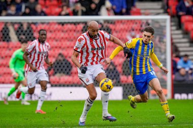 Stoke City 'den Steven Nzonzi 31 Ocak 2026' da İngiltere 'nin Bet365 Stadyumu' nda Stoke City ile Southampton arasındaki Sky Bet Şampiyonası maçında Southampton 'lu Tom Fellows ile top mücadelesi veriyor.