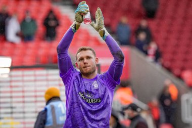 Southampton kalecisi Daniel Peretz, 31 Ocak 2026 'da İngiltere' nin Bet365 Stadyumu 'nda Stoke City Southampton' a karşı oynanan Sky Bet Şampiyonası final düdüğü sonrasında taraftarları alkışlıyor.