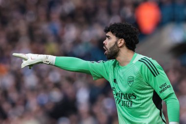 Arsenal kalecisi David Raya, Premier League maçında takımına talimat verir. Leeds United, Elland Road, Leeds, İngiltere 'de 31 Ocak 2026' da oynanan maçta.