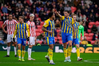 Southampton 'dan Ross Stewart, Southampton' dan Finn Azaz 'ın 31 Ocak 2026' da Stoke City 'nin Southampton' a karşı oynadığı Sky Bet Şampiyonası maçında attığı golü kutluyor.