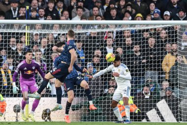 Leeds United takımından James Justin, Premier League maçında Leeds United 'a karşı Arsenal maçında 31 Ocak 2026' da Leeds, İngiltere 'deki Elland Road, Leeds' de defans sahasında topu aldı.