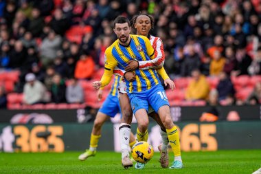 Southampton 'dan Finn Azaz, Stoke City ile Southampton arasındaki 31 Ocak 2026' da oynanan Bet365 Stadyumu karşılaşmasında topu Stoke City 'den Lamine Cisse' den uzak tutuyor.