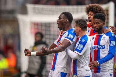 Kristal Saray 'dan İsmaila Sarr, İngiltere' nin Nottingham şehrinde 1 Şubat 2026 'da oynanan Premier Lig maçı sırasında Nottingham Forest' a karşı Crystal Palace maçında attığı penaltı golünü kutluyor.