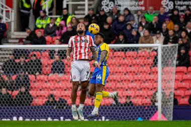 Southampton 'dan Welington, Stoke City' li Sorba Thomas 'ın 31 Ocak 2026' da Bet365 Stadyumu, Stoke-on-Trent, İngiltere 'de oynanan Stoke City-Southampton maçında topa kafa tutuyor.