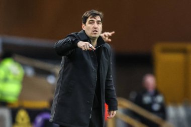 Bournemouth 'un Andoni Iraola teknik direktörü, 31 Ocak 2026 tarihinde İngiltere' de oynanan Premier League maçında Wolverhampton Wanderers-Bournemouth maçında takımına talimatlar verir.