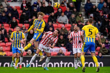 Southampton 'dan Flynn Downes Stoke City' den Milan Smit ile 31 Ocak 2026 'da Bet365 Stadyumu, Stoke-on-Trent' te oynanan Stoke City Southampton maçında top mücadelesi veriyor.