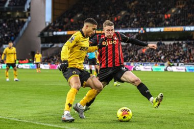 Bournemouth 'dan Adrien Truffert ve Wolverhampton Wanderers' dan Joao Gomes Premier League maçında Wolverhampton Wanderers 'a karşı Molineux, Wolverhampton, İngiltere' de 31 Ocak 2026 'da oynanan maçta top için mücadele ediyorlar.