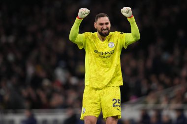 Manchester City 'den Gianluigi Donnarumma, Premier League maçında Tottenham Hotspur' a karşı Manchester City Tottenham Hotspur Stadyumu 'nda 1 Şubat 2026' da oynanan ikinci golü kutluyor.