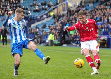 Wrexham 'dan Callum Doyle 31 Ocak 2026' da İngiltere 'nin başkenti Hillsborough' da oynanan Sheffield Wednesday-Wrexham maçında topu geçiyor.