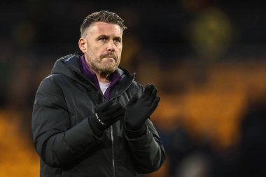 Wolverhampton Wanderers 'ın teknik direktörü Rob Edwards, 31 Ocak 2026' da İngiltere 'de oynanan Premier League maçında Wolverhampton Wanderers - Bournemouth maçında taraftarları alkışladı.
