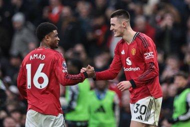 Manchester United takımından Benjamin Sesko, Manchester United 'ın 1 Şubat 2026' da Old Trafford, Manchester 'da oynadığı Premier League maçında 3-2' lik galibiyetini kutluyor.